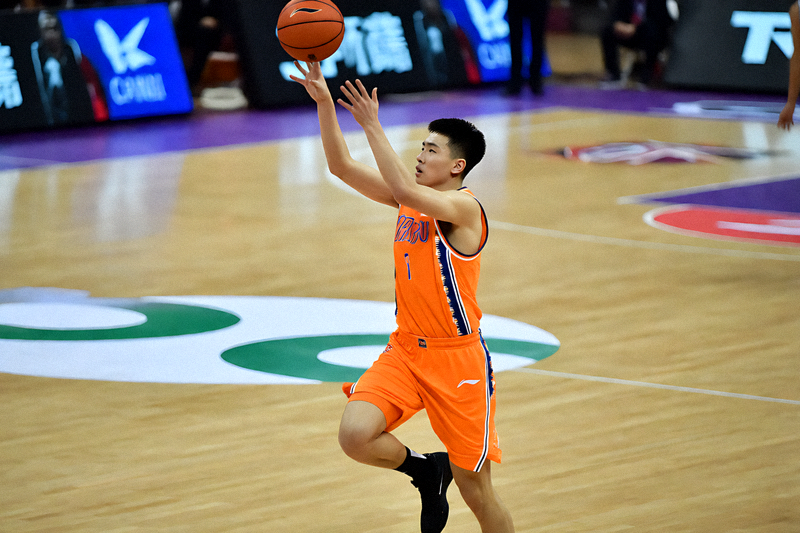 篮球赛事直播中球员投篮瞬间